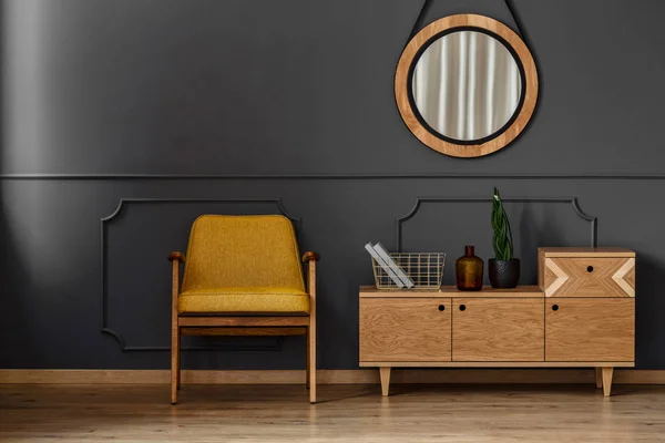 Intérieur Simple Chambre Noire Avec Plancher Bois Chaise Jaune Miroir — Photo