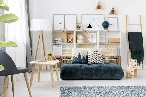 Sofa Futon Hijau Gelap Dengan Bantal Dekoratif Berdiri Interior Ruang — Stok Foto