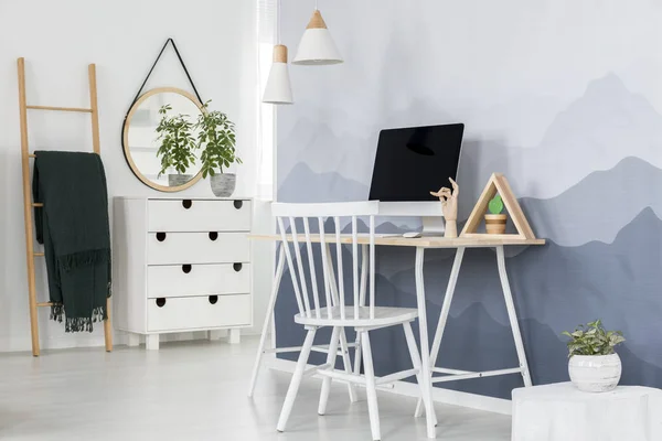 Cadeira Branca Mesa Com Monitor Computador Triângulo Interior Escritório Casa — Fotografia de Stock