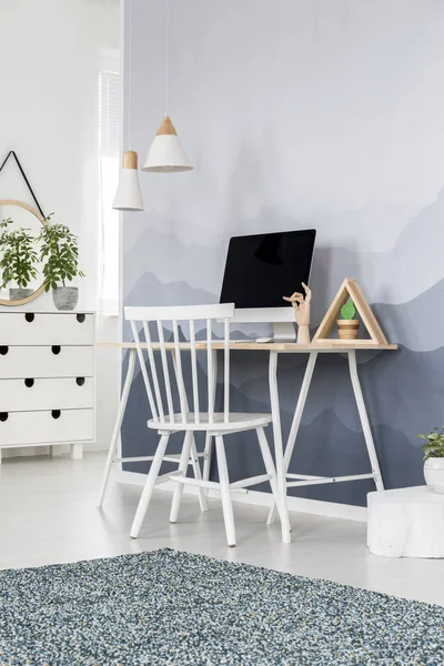 Kursi Putih Meja Kayu Dengan Monitor Komputer Terhadap Wallpaper Gunung — Stok Foto
