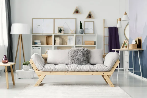 Canapé Beige Dans Salon Lumineux Scandi Intérieur Avec Des Affiches — Photo