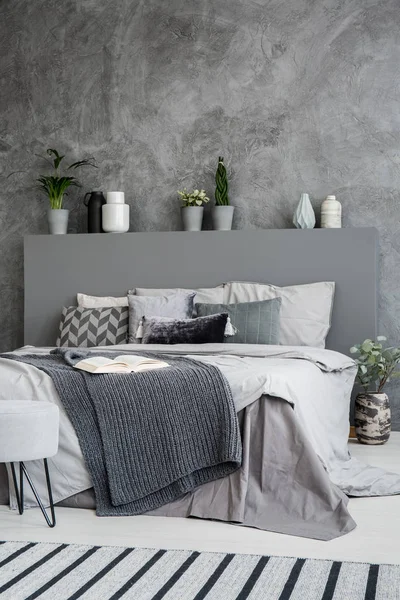 Manta Oscura Cama Con Cabecera Interior Del Dormitorio Gris Con — Foto de Stock