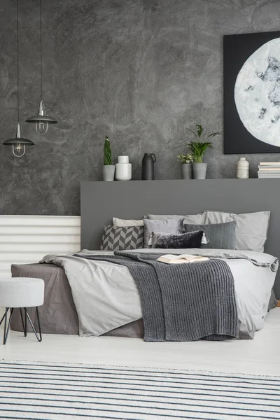 Grijze Lakens Bed Monochromatisch Donkere Slaapkamer Interieur Met Poster Aan — Stockfoto