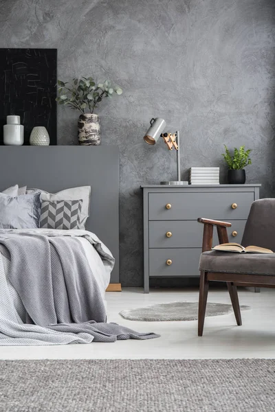 Sillón Junto Cama Interior Del Dormitorio Gris Con Armario Contra — Foto de Stock