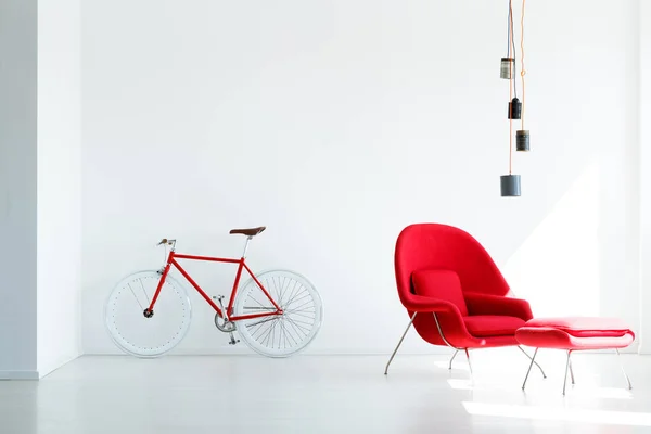 Rotes Fahrrad Und Sessel Unter Lampe Weißem Minimalistischem Wohnungsinterieur Echtes — Stockfoto