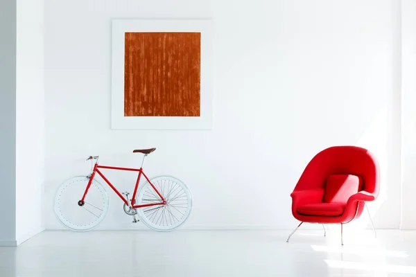 Czerwony Rower Pod Malowanie Biały Loft Nowoczesne Wnętrza Fotelem Prawdziwe — Zdjęcie stockowe