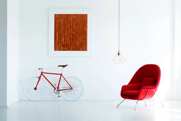 Fauteuil Vélo Rouge Posé Sur Mur Blanc Avec Une Peinture — Photo