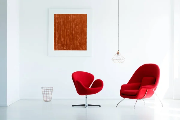 Poltronas Vermelhas Uma Parede Branca Com Uma Pintura Lâmpada Interior — Fotografia de Stock