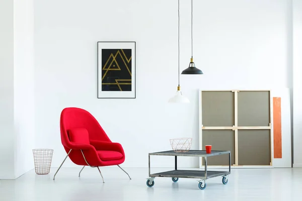 Minimalist Oturma Odası Ile Hareketli Bir Sehpa Kırmızı Koltuk Lambalar — Stok fotoğraf