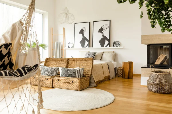 Gemusterte Kissen Der Hängematte Boho Schlafzimmer Interieur Mit Afrikanischen Postern — Stockfoto