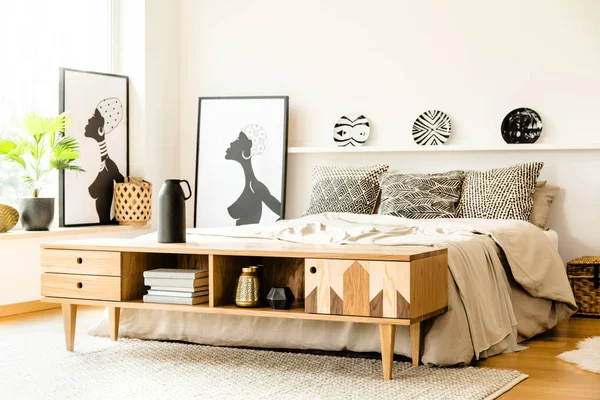 Yatak Yatak Odası Ahşap Dolap Ile Desenli Yastıkları Ile Yanındaki — Stok fotoğraf