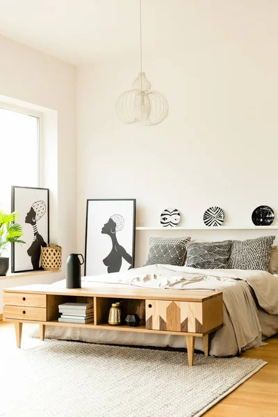 波西米亚卧室内有花纹的盘子 海报和木制的橱柜 — 图库照片