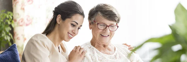 年轻和老妇人谈话和花费时间在一起 — 图库照片
