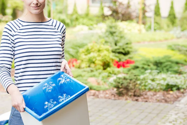 Lachende Vrouw Scheiden Van Huisvuil Permanent Met Een Prullenbak Tuin — Stockfoto