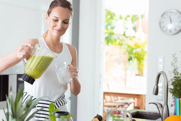 Mujer Feliz Vertiendo Cóctel Fresco Frasco Vidrio Cocina Blanca —  Fotos de Stock