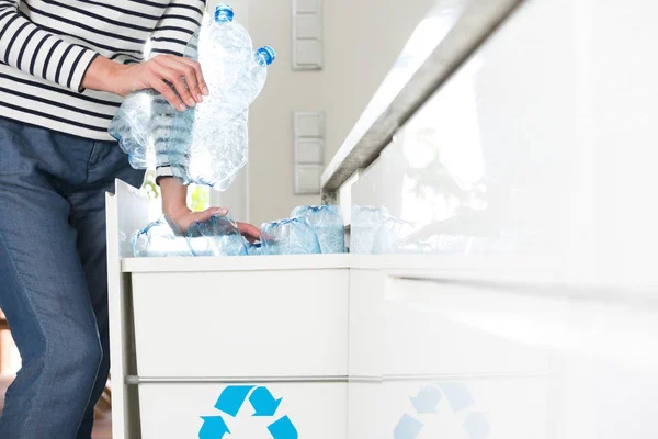 Frau Kümmert Sich Umwelt Und Trennt Hause Plastikflaschen — Stockfoto