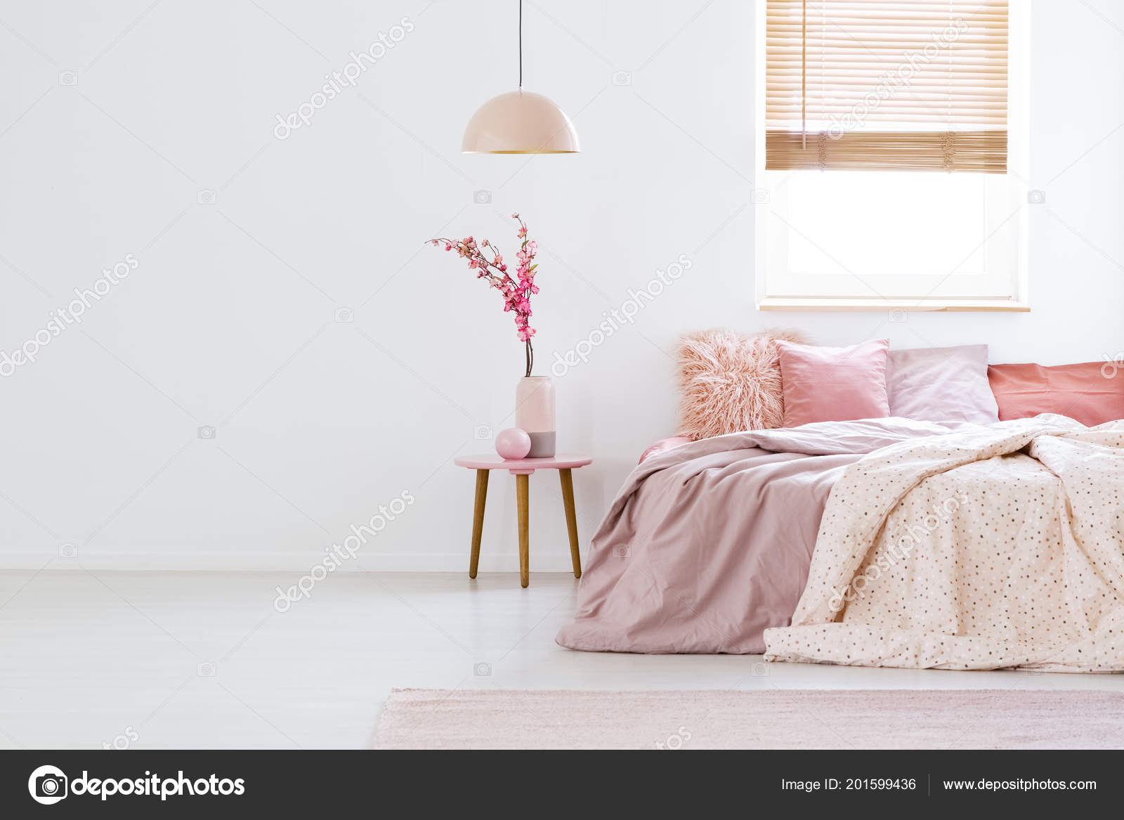 Lampe Uber Dem Tisch Mit Blumen Rosa Pastell Schlafzimmer