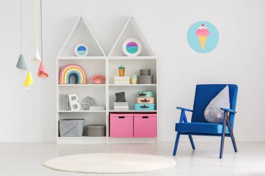 Mavi koltukta, parlak, SCANDI çocuğun odası iç ile renkli lambalar ve poster