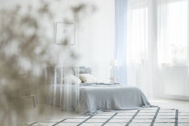 Beyaz yatak odası iç halı, perdeler ile pencere ve içinde belgili tanımlık fotoğraf bulanık ön plan ile gölgelik ile kral yatak ile