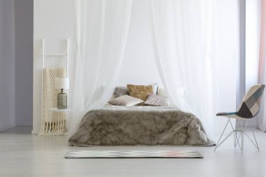 Sandalye ile desen ayakta beyaz yatak odası iç merdiven üzerinde battaniye ile cam lamba ve kürk yorgan çift kişilik yatak yastık ve gölgelik ile yerleştirilir