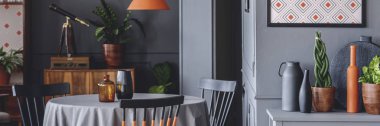 Yemek masası vazolar ve taze bitki ve karanlık oda iç dolapta duran gemiler ile yakın çekim fotoğraf