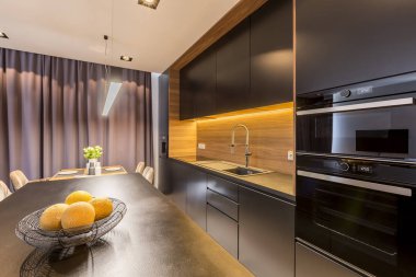 Meyve mutfak Adası ile gri perdeleri ve ışık yemek masası üzerinde siyah iç '