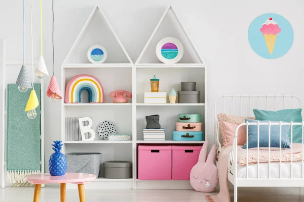 甜美多彩的装饰品和白色的家具 在一个有趣的孩子的卧室内有一个粉色的粉红色兔枕头 — 图库照片
