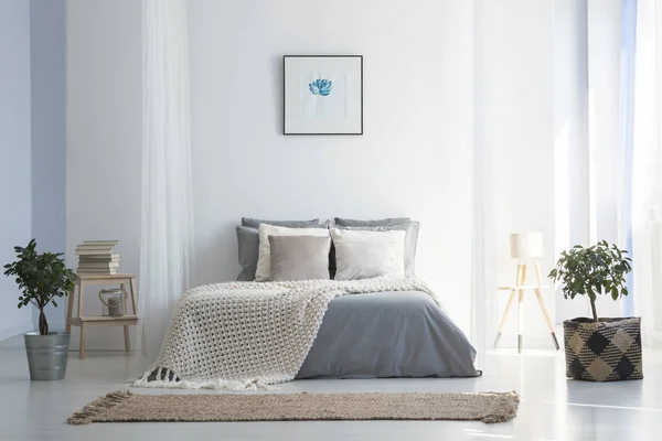 Πλεκτή Κουβέρτα Γκρι Κρεβάτι Εσωτερικό Φωτεινό Υπνοδωμάτιο Αφίσα Και Φυτά — Φωτογραφία Αρχείου
