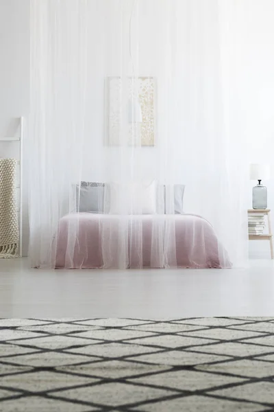 Alfombra Modelada Interior Del Dormitorio Scandi Con Velo Blanco Sobre —  Fotos de Stock