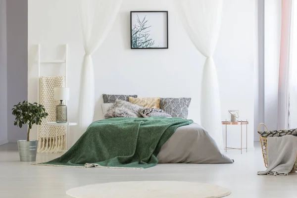 Πράσινη Κουβέρτα Που Ρίχνονται Διπλό Κρεβάτι Πολλά Μαξιλάρια Και Γκρίζα — Φωτογραφία Αρχείου