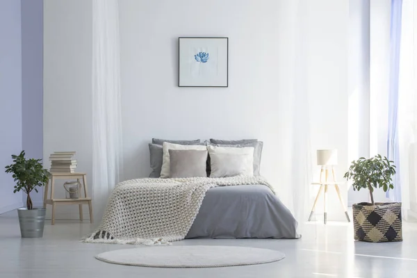 Runder Teppich Vor Grauem Bett Mit Decke Minimalistischen Schlafzimmerinterieur Mit — Stockfoto