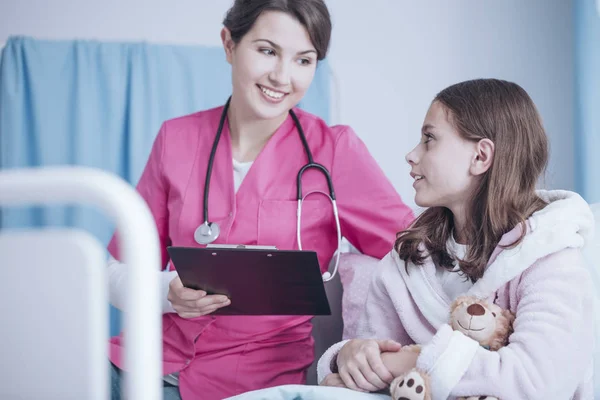 Lächelnder Kinderarzt Mit Stethoskop Und Gesundem Mädchen Der Privatklinik — Stockfoto