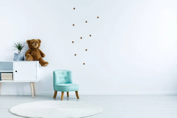 Petit Fauteuil Bleu Clair Pour Enfant Debout Intérieur Chambre Blanche — Photo