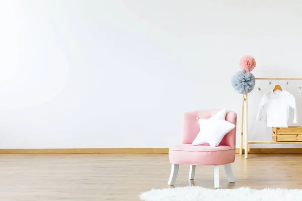 Cadeira Rosa Com Almofada Forma Estrela Interior Sala Bebê Brilhante — Fotografia de Stock