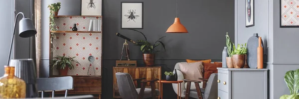 Vintage Teleskop Steht Auf Holzschrank Dunkelgrauen Wohnzimmerinterieur Mit Insektenpostern Orangefarbener — Stockfoto