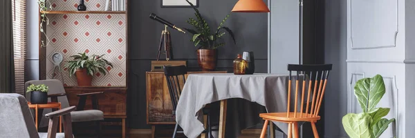 복고풍 신선한 검은색과 오렌지색의 테이블 어두운 인테리어 — 스톡 사진