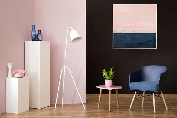 Lampe Blanche Côté Une Table Rose Avec Des Plantes Fauteuil — Photo