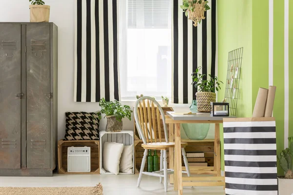 Gestreepte Tas Naast Houten Stoel Bij Balie Groene Werkruimte Interieur — Stockfoto