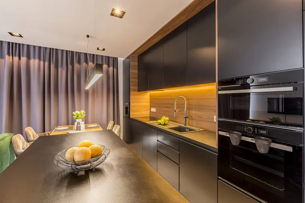 Zwarte Keuken Met Licht Modern Donkere Interieur Met Gordijnen Bloemen — Stockfoto