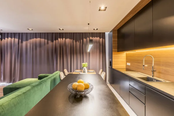 Sarı Meyve Karanlık Modern Mutfak Siyah Tezgah Yerleştirilen Metal Bir — Stok fotoğraf