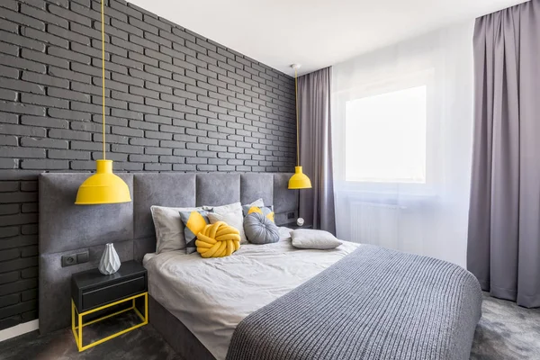 Foto Real Del Interior Del Dormitorio Gris Amarillo Con Ventana — Foto de Stock