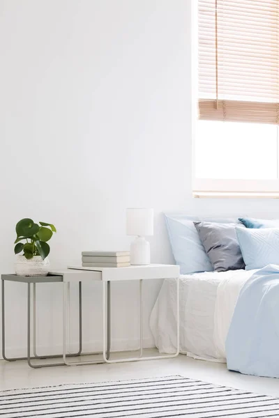 Lamp Plant Tafel Naast Bed Met Blauwe Kussens Minimale Slaapkamer — Stockfoto