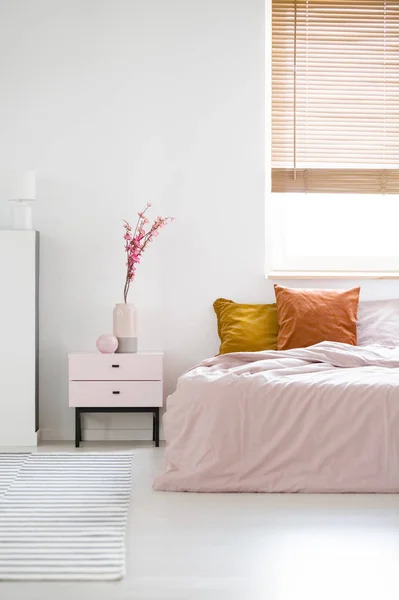 Реальне Фото Інтер Єру Жіночої Спальні Рожевими Листами Ліжку Стоїть — стокове фото