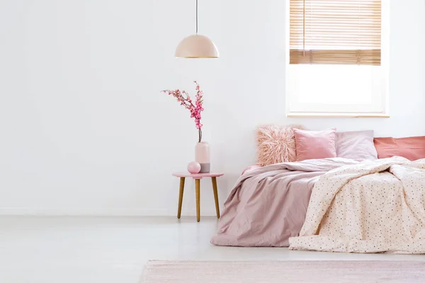 Lampe Dessus Table Avec Des Fleurs Rose Chambre Coucher Pastel — Photo