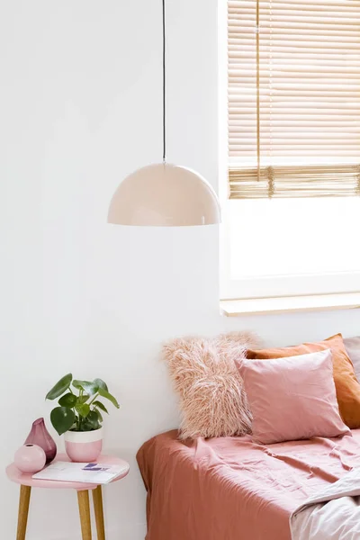 Lâmpada Rosa Interior Quarto Pastel Com Planta Mesa Lado Cama — Fotografia de Stock