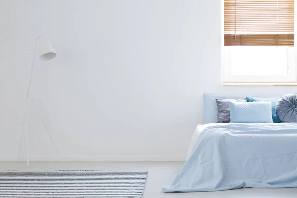 Lâmpada Branca Interior Quarto Com Lençóis Azuis Cama Lado Espaço — Fotografia de Stock