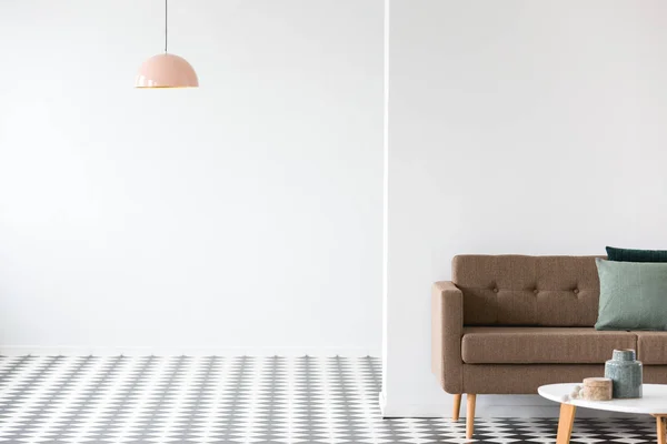 Sofa Coklat Dengan Bantal Hijau Berdiri Ruang Terbuka Interior Ruang — Stok Foto
