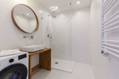 Yukarıda lavabo duş ve çamaşır makinesi ile beyaz banyo iç ayna. Gerçek fotoğraf
