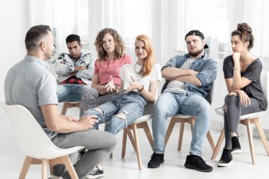 Asi genç bir psikoterapist için onların okulda zorbalık hakkında konuşmaya Grup