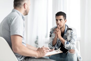 İspanyol delikanlı bir psikolog için onun gelecek planları hakkında konuşmak